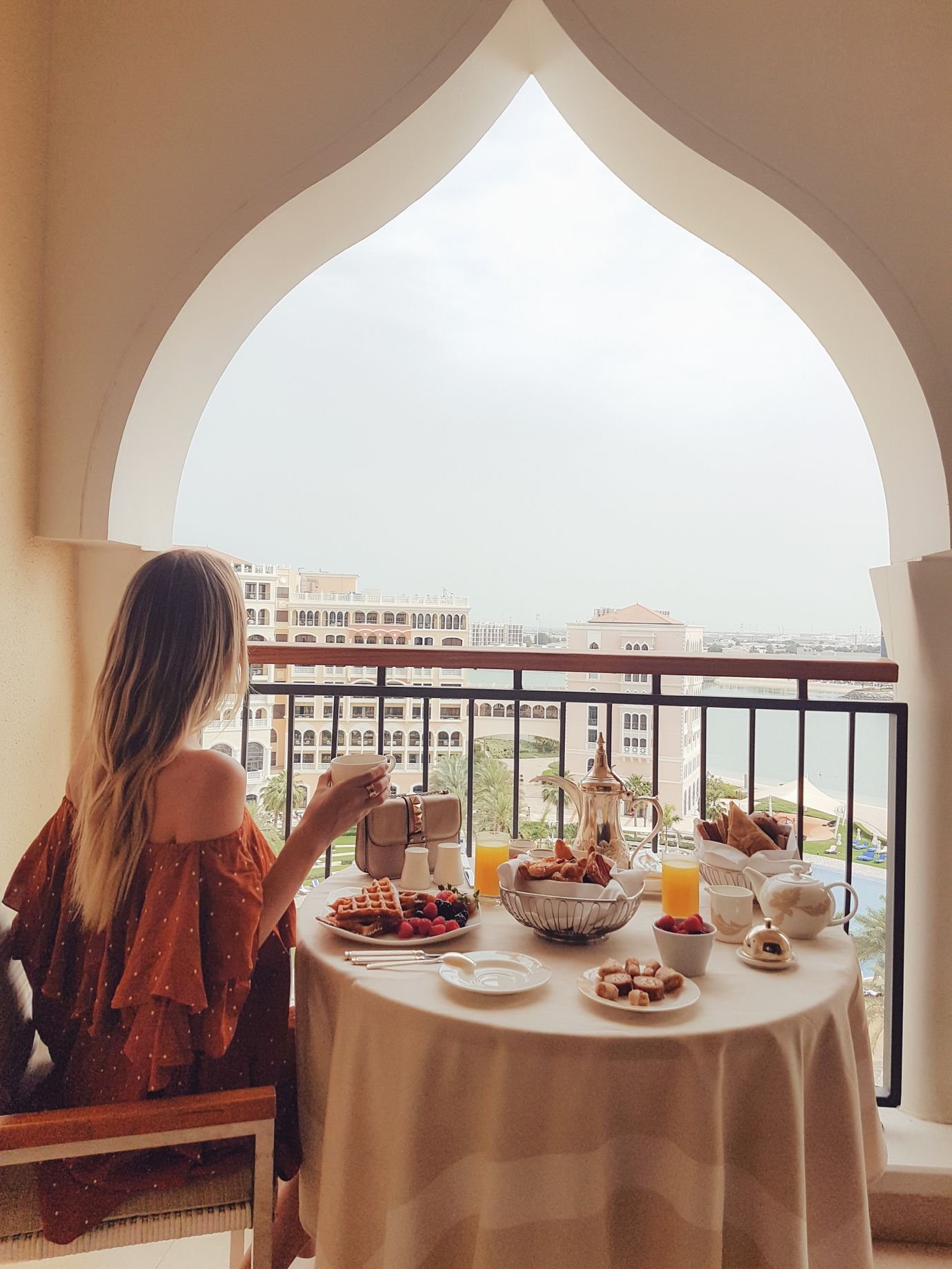 Завтрак в дубае. Завтрак Palace Абу Даби. Завтрак с жирафом Абу Даби. Завтрак в Эмиратах. Красивый завтрак в Дубае.