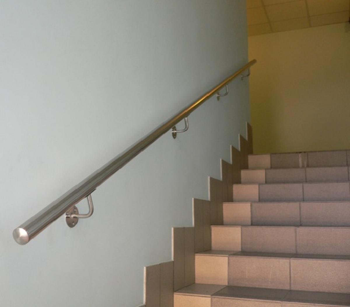 Пристенный поручень для лестницы