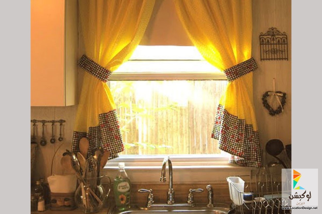 Окно кухня фото штор. Кухонные занавески. Шторы на кухонное окно. Шторы на кухню короткие. Красивые шторки на кухню.