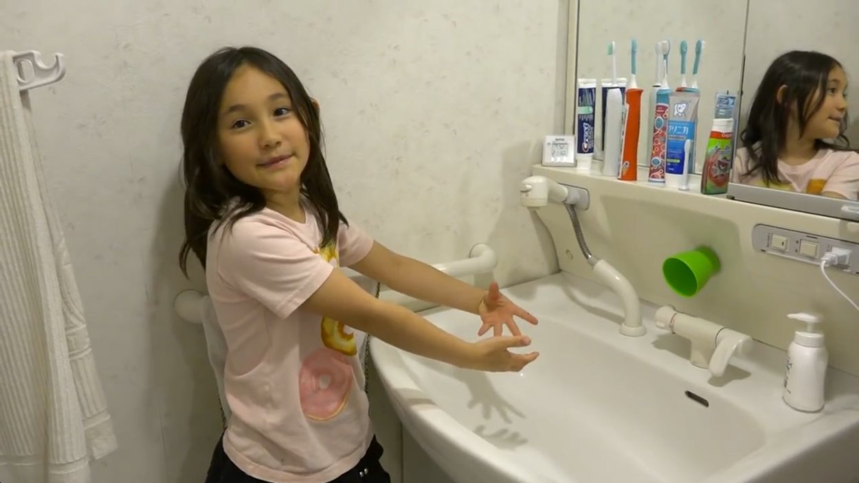 Японская мама в ванне. Японскиедевочеивванной. Японские девочки в ванной. Японец в ванной. Японские ванны с дочерьми.