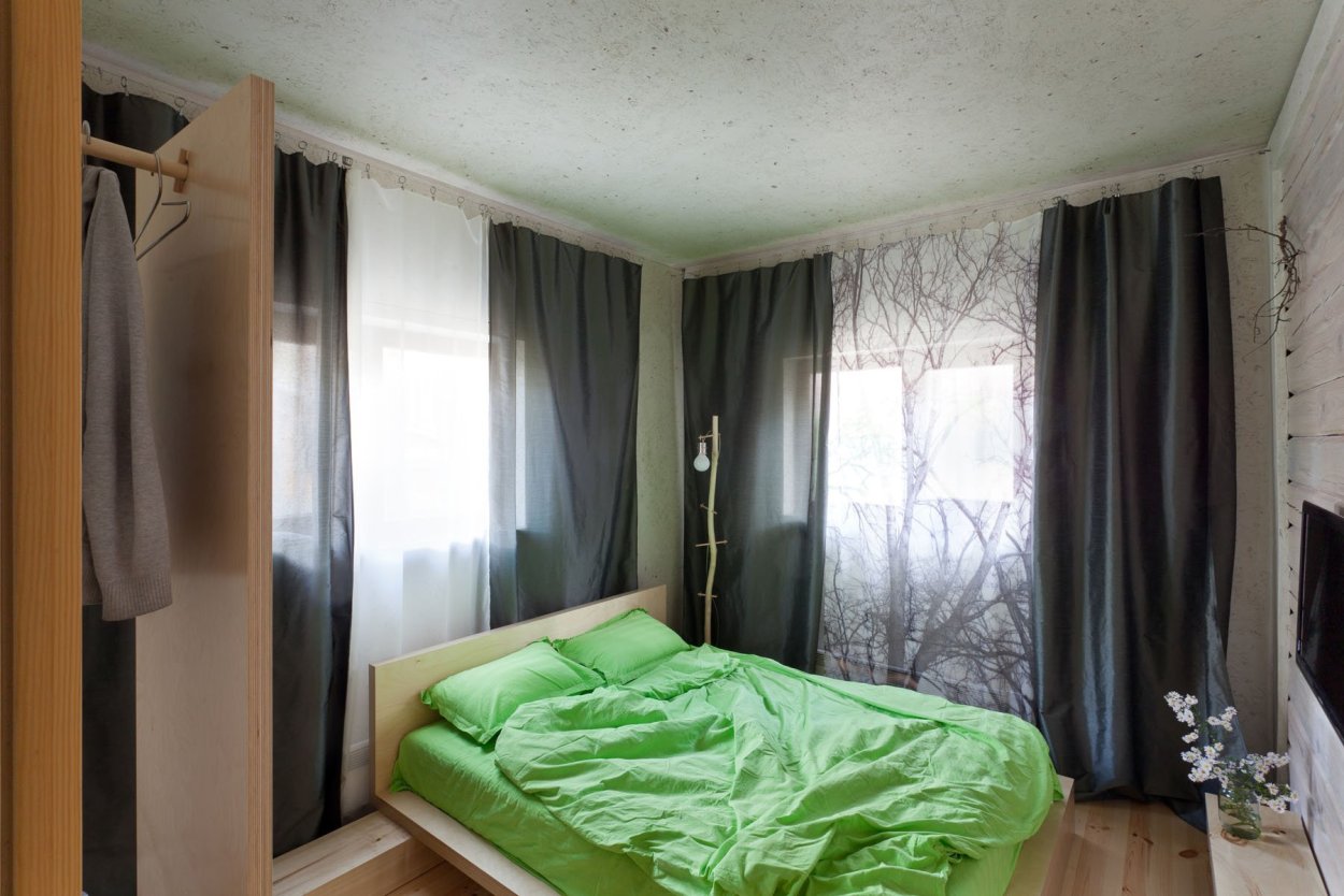 Угловая спальня с двумя окнами