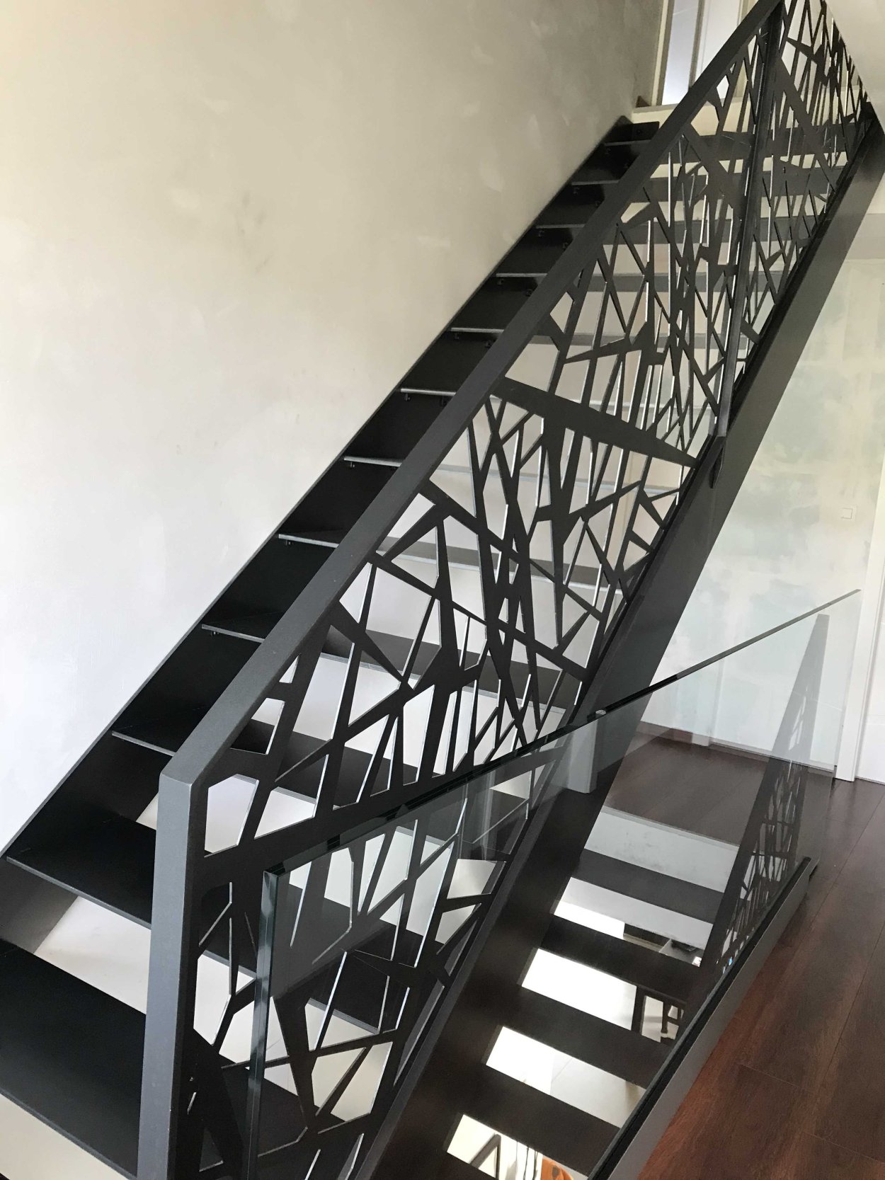 Белая металлическая лестница