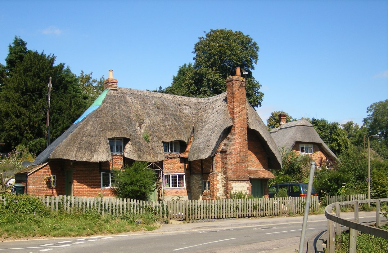 Here village. Соломенные крыши в Англии. Thatched Cottage in England. Деревня с соломенными крышами. Крыши в английских деревнях.
