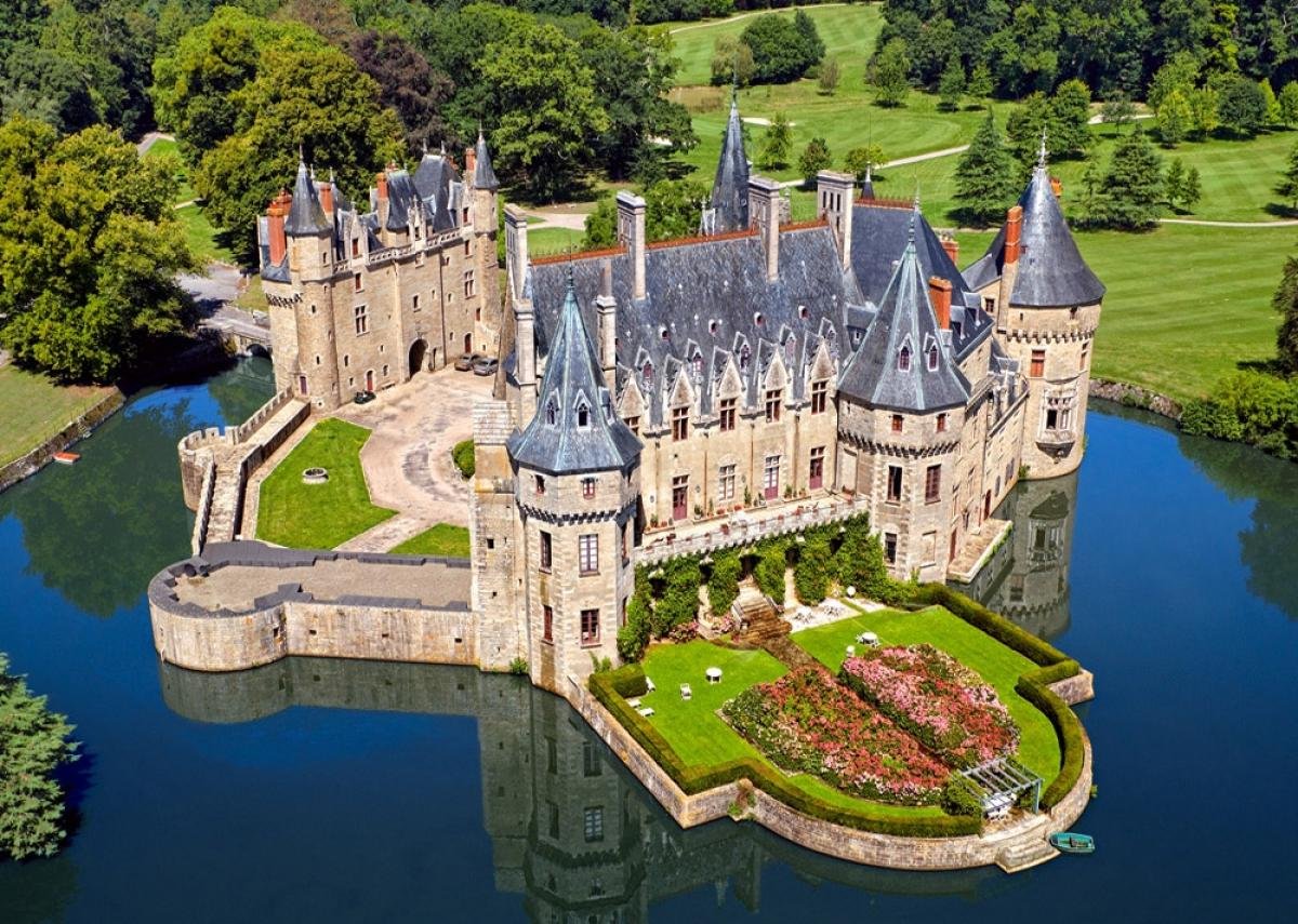 Самый хороший замок. Замки Луары Долина Луары. Замки Долины Луары Франция. La Loire замок Франции. Шато Босежур замок во Франции.