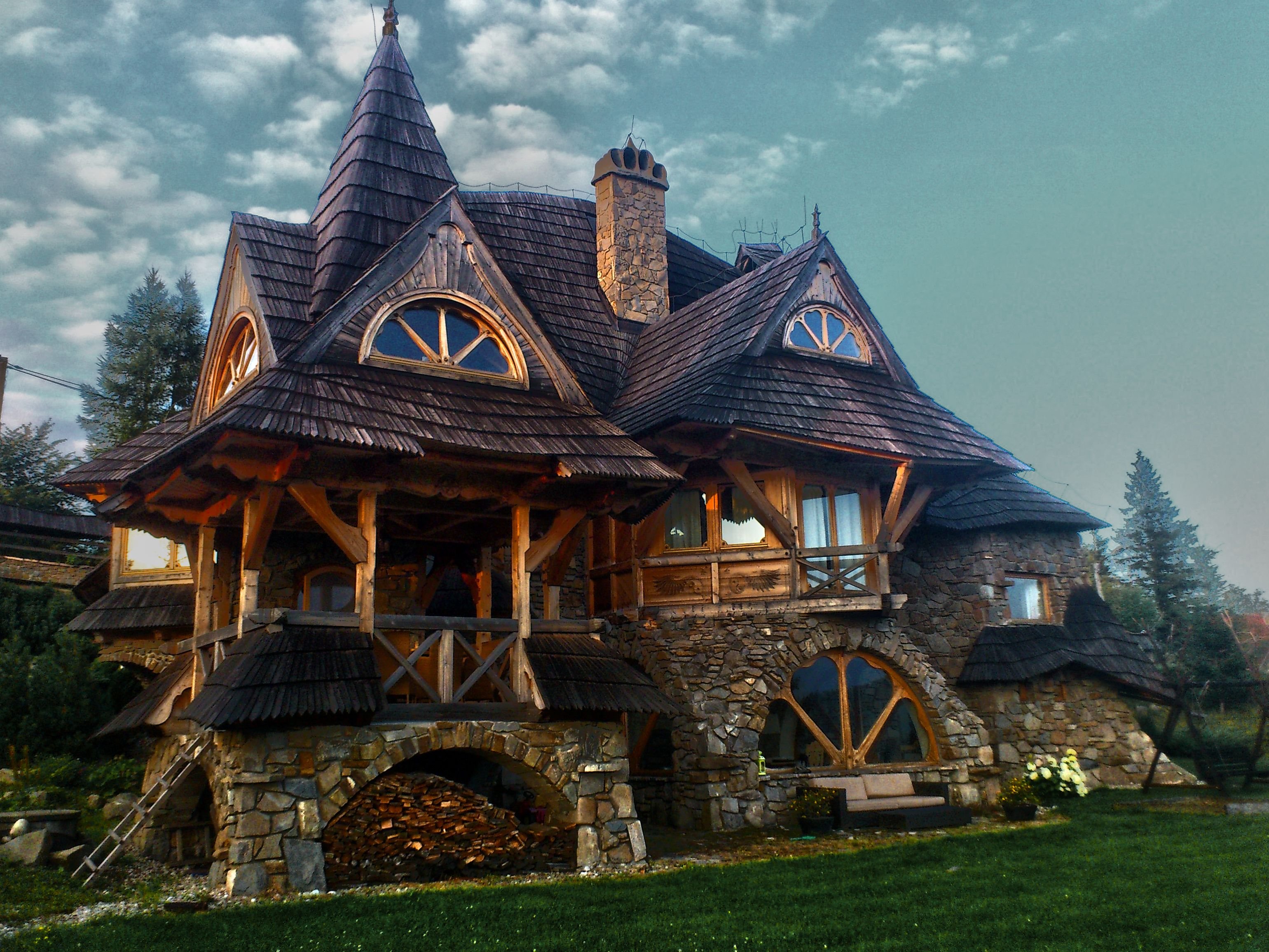 Сказка дом который построил. Польша Татры дом ведьмы. Причудливый дом, Татры, Польша. Сказочные домики Дэна Поули. Ведьмин Терем.