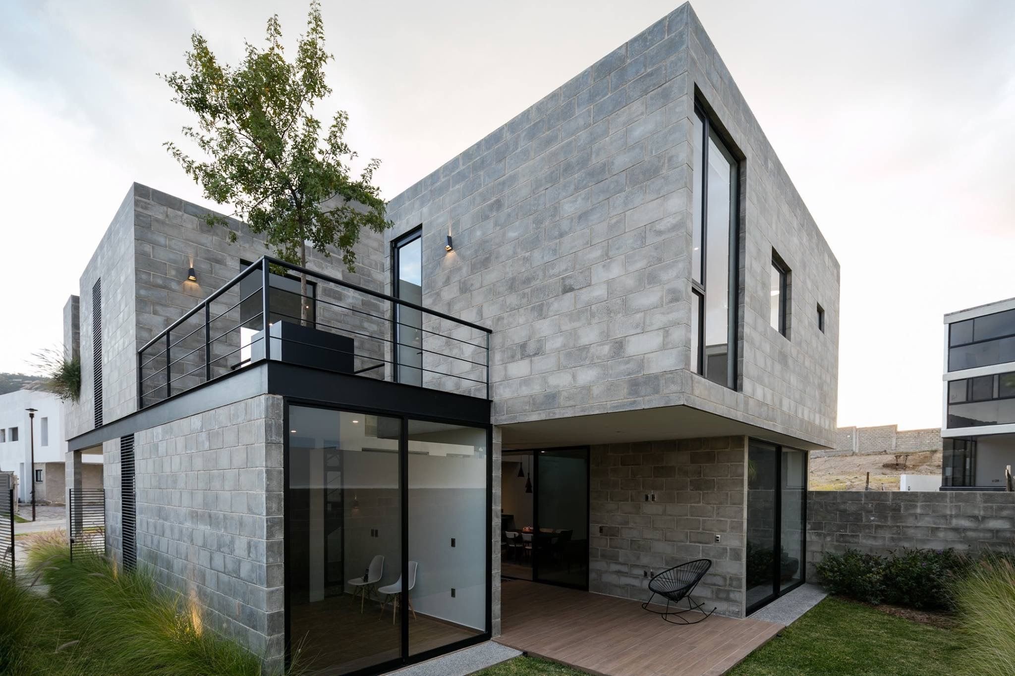 Бетонный дом купить. Монолитный бетонный дом. Дом из бетона. Современный монолитный дом. Здания из монолитного бетона.