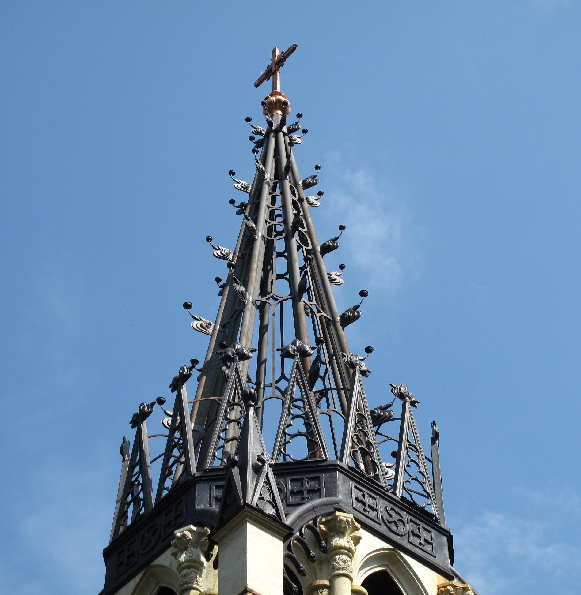 Древний шпиль. Шуваловский парк Готическая Церковь. Парголово Церковь в готическом стиле.