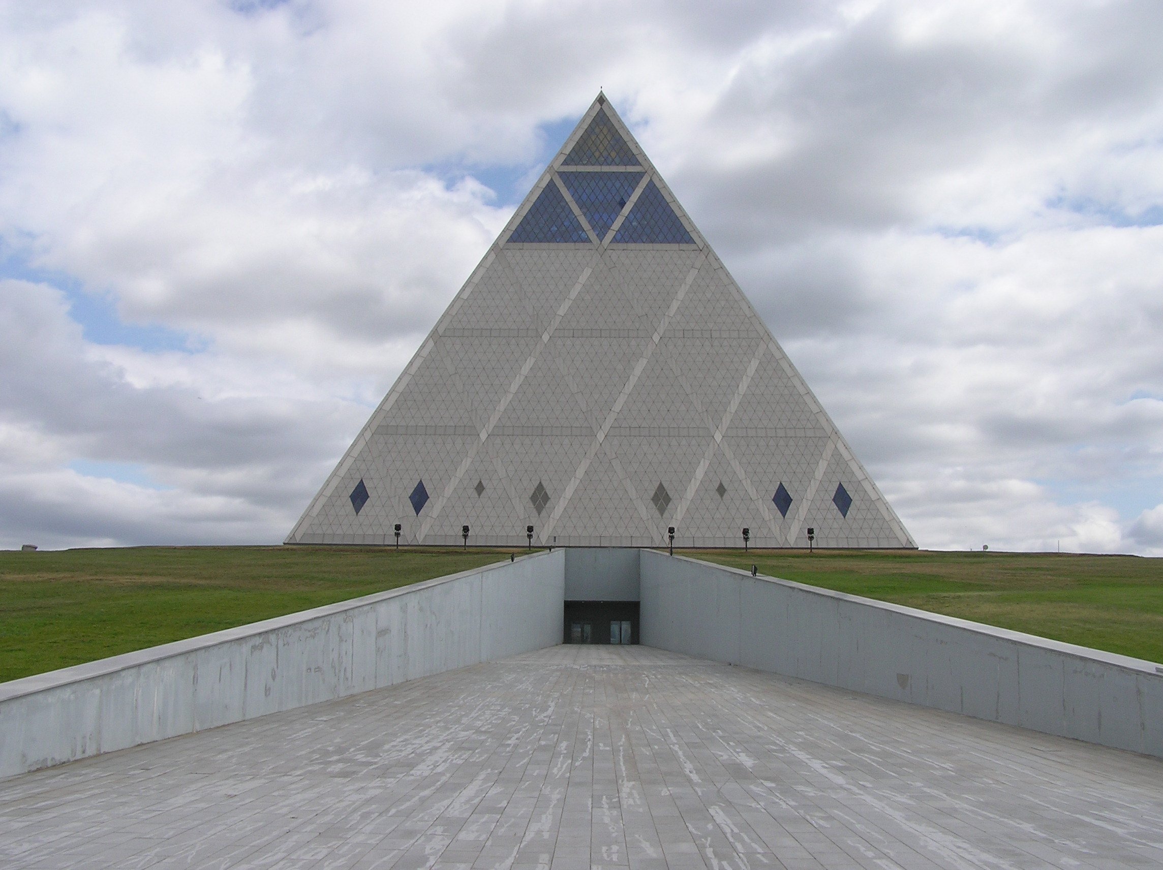 Виды пирамид архитектурные. Йо минг «пирамида Лувра». «Великолукская пирамида». Усечённый тетраэдр в архитектуре.