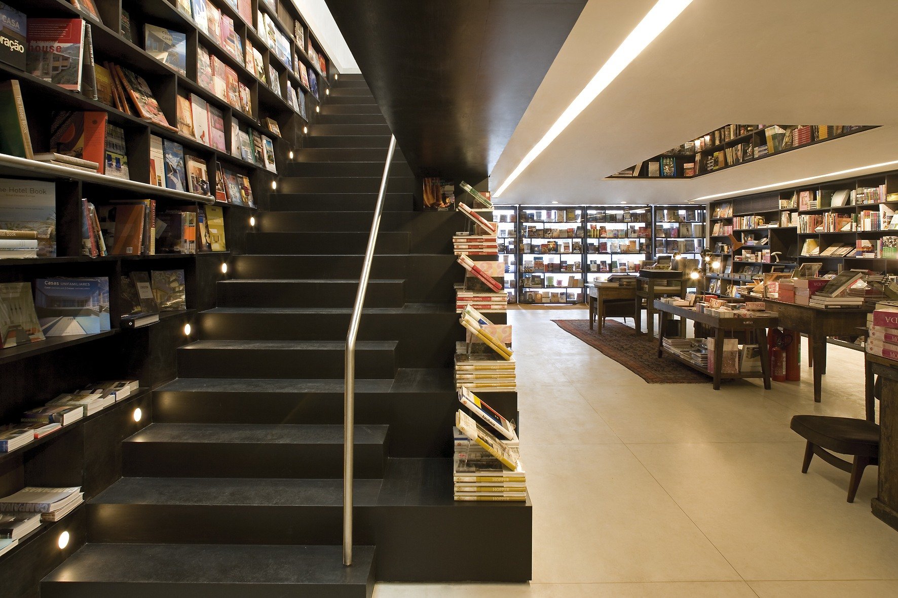 Книжный магазин архитектура. Livraria da Vila. Книжный магазин Livraria Lello. Современная библиотека. Необычные книжные магазины.