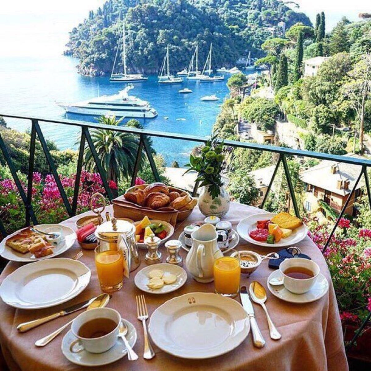 Обеденный отдых. Красивый завтрак. Завтрак у моря. Завтрак с видом на море. Роскошный завтрак.