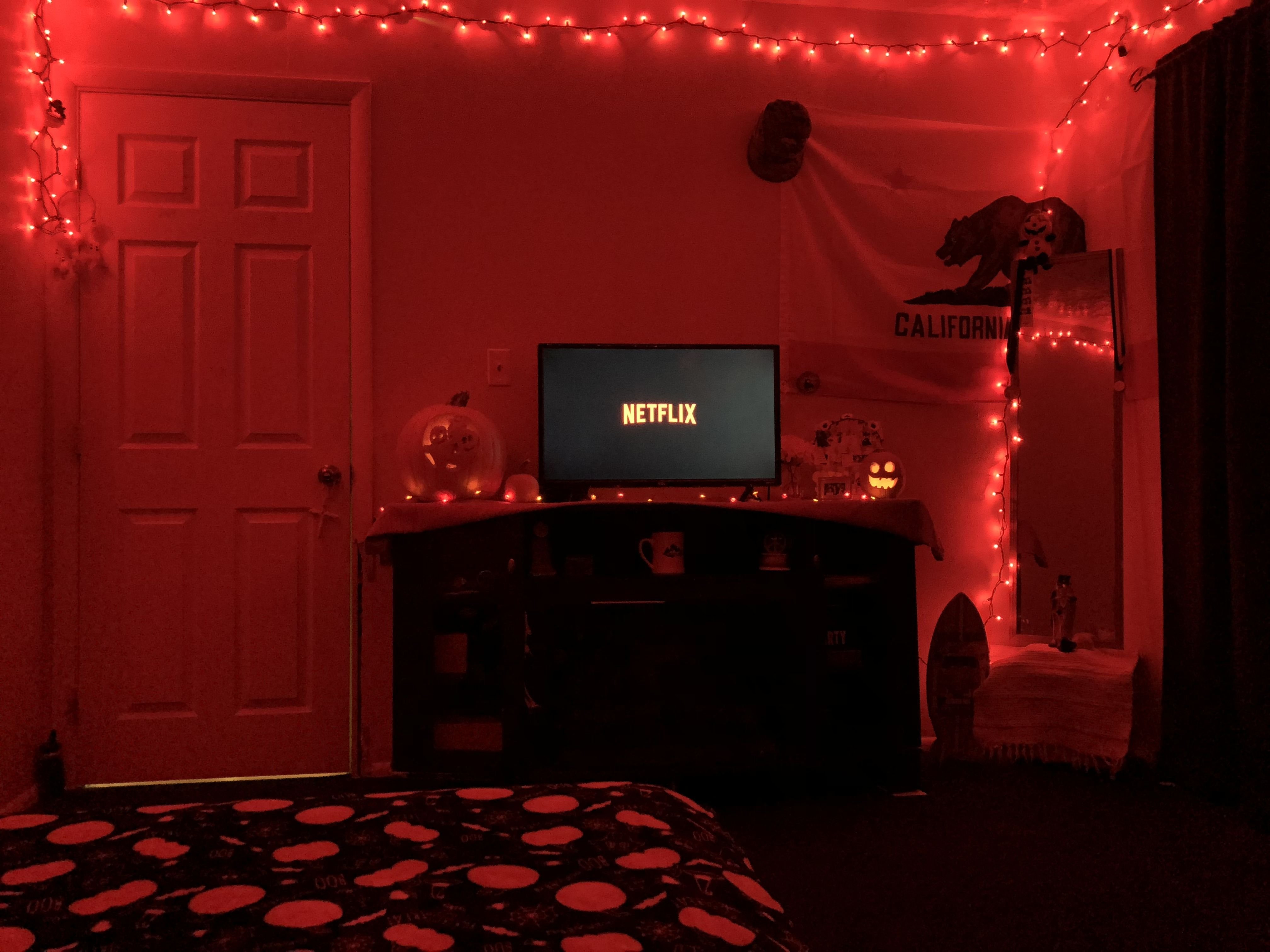 Красная комн. Red Room" красная комната  (1999) ужасы ". Уютная комната с красной подсветкой. Комната в Красном неоне. Комната с красной подсветкой.