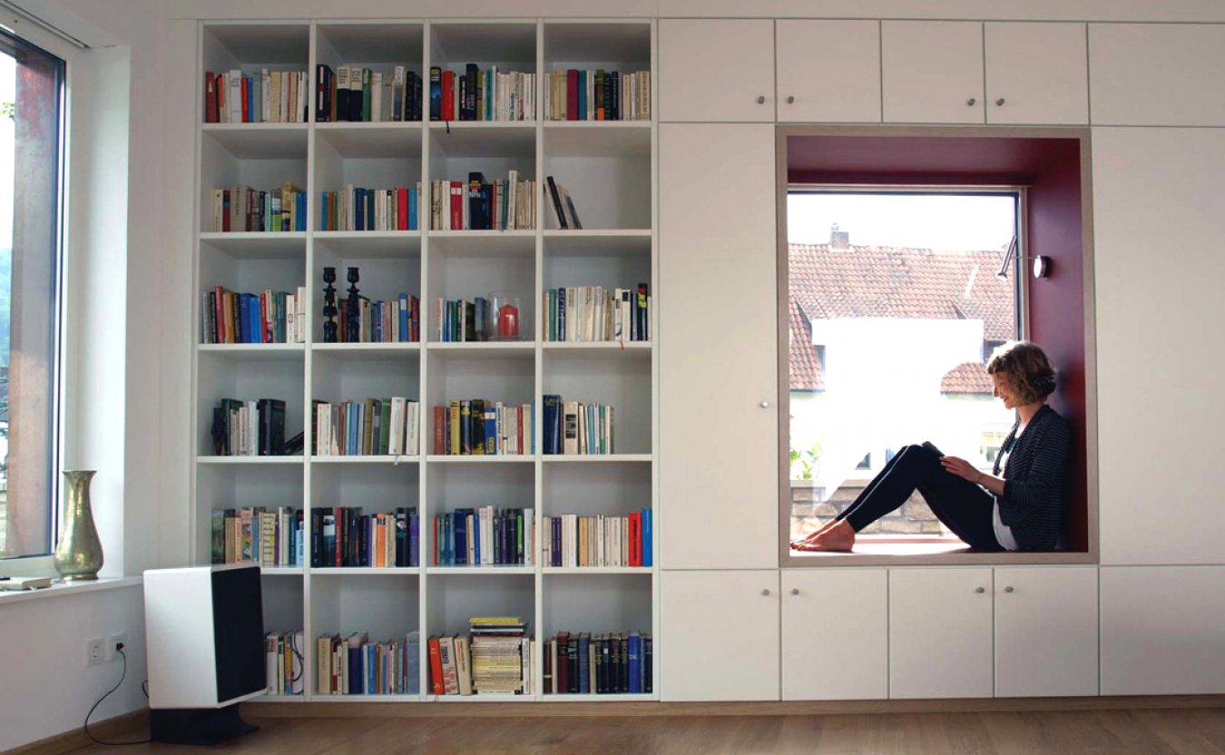 Стеллаж до потолка. Книжный шкаф в нише. Книжный стеллаж во всю стену. Книжные стеллажи вокруг окна. Стеллаж у окна.