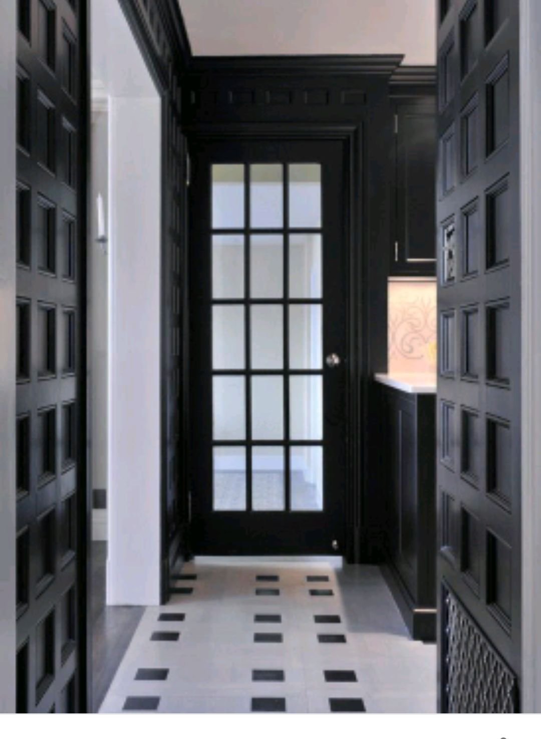 Черная дверь квартиры. Черные двери в интерьере. Черные межкомнатные двери. Черные глянцевые двери в интерьере. Черные двери в белом интерьере.