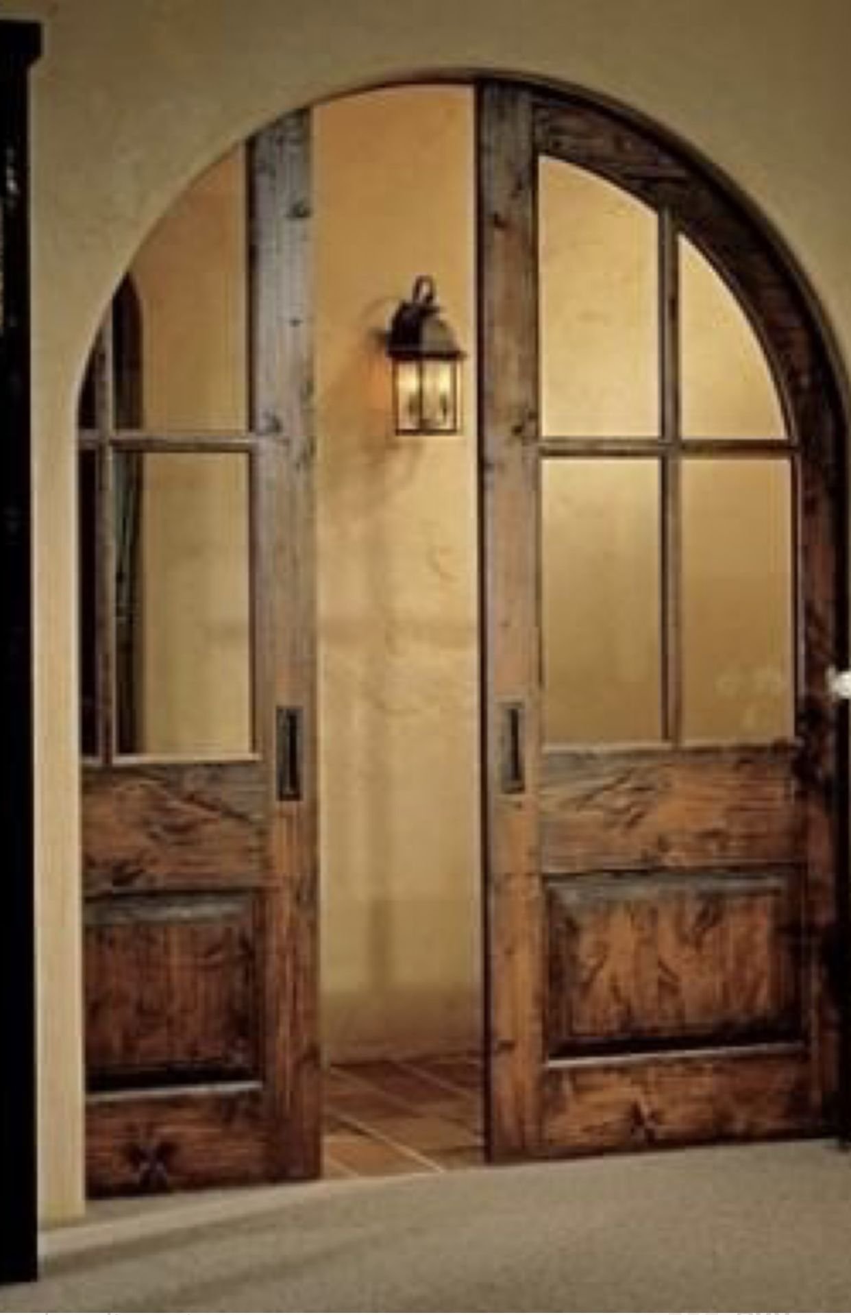 В каком году придумали двери. Межкомнатная арочная дверь. Дверь в арочный проем. Арочные раздвижные двери. Арочные двери межкомнатные раздвижные.