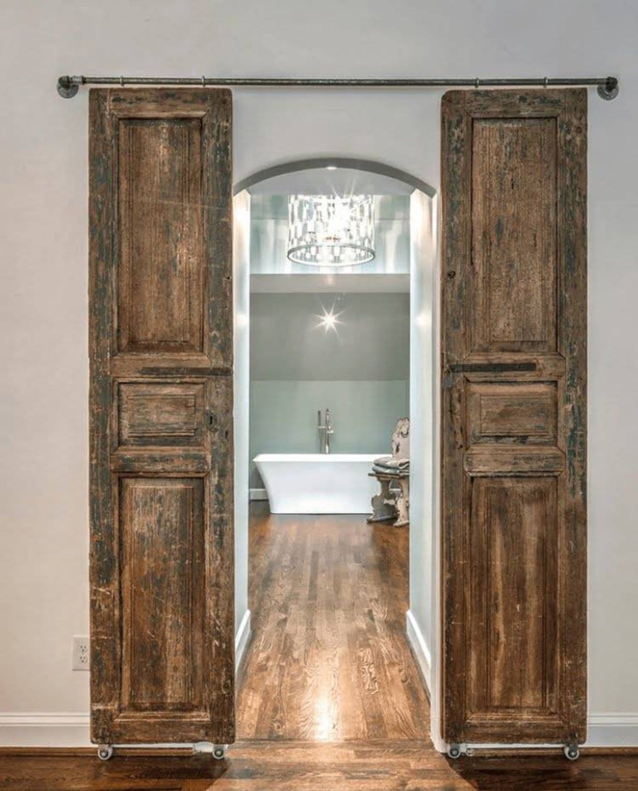 Деревянные двери в ванной. Состаренные двери. Старая дверь винтрьере. Старинные двери в интерьере. Состаренные двери в интерьере.