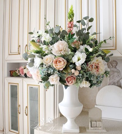 Искусственные цветы в вазах для интерьера