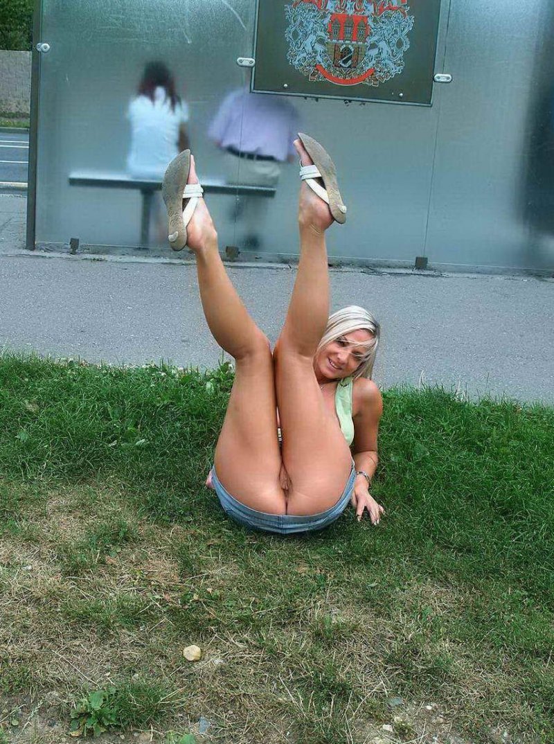 Задирает юбки