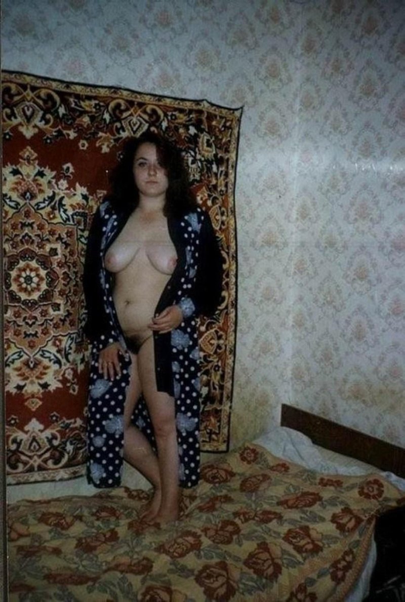 Голые девушки на фоне ковра