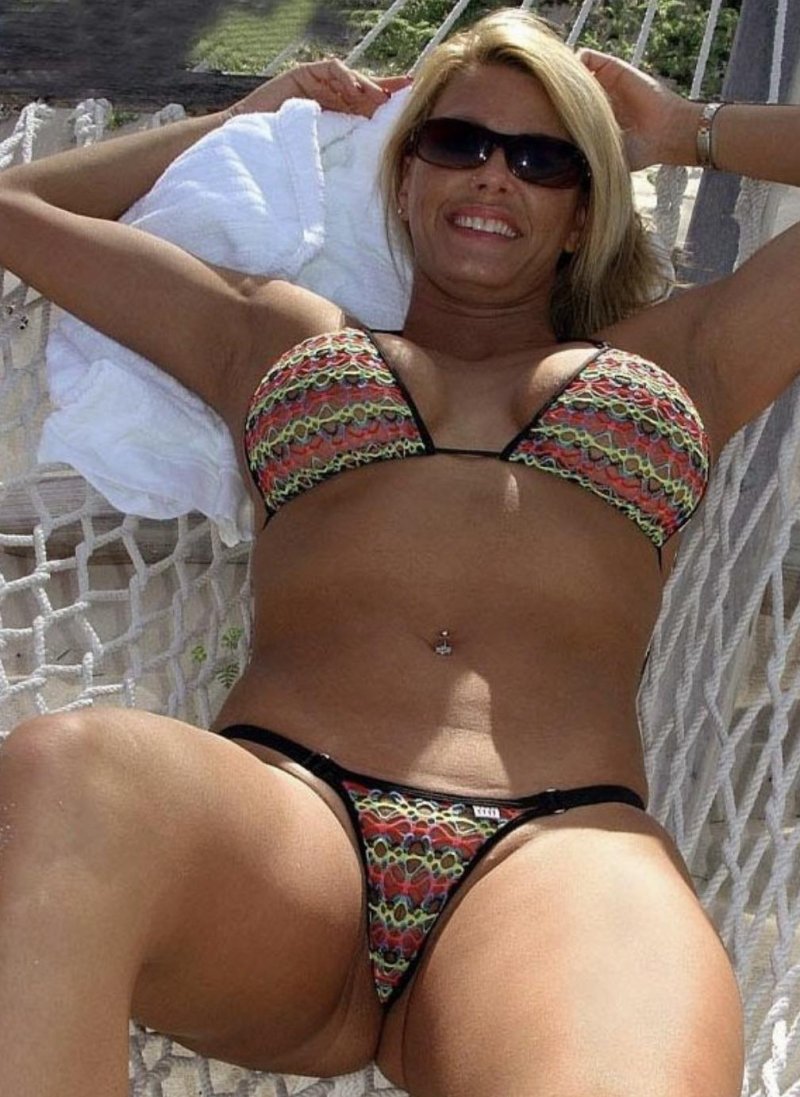 Мамка в бикини