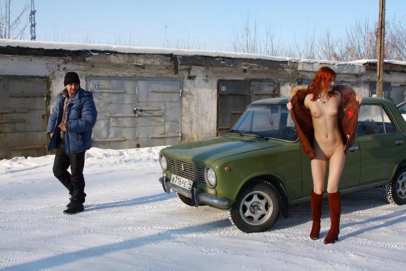 Разделась около гаражей