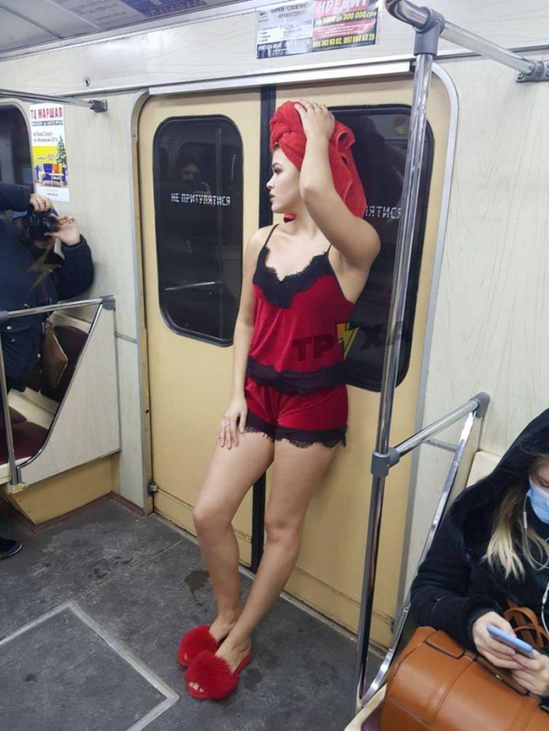 Девушка в метро