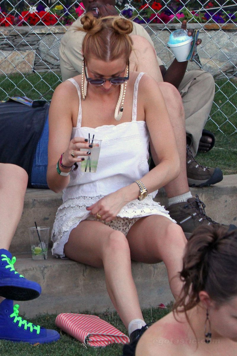 Засветила белые трусики