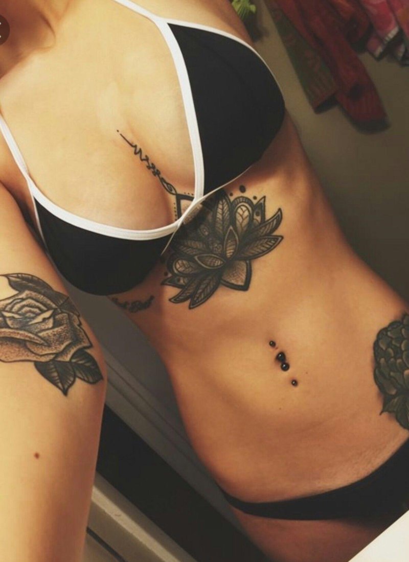Женские тату между грудиной