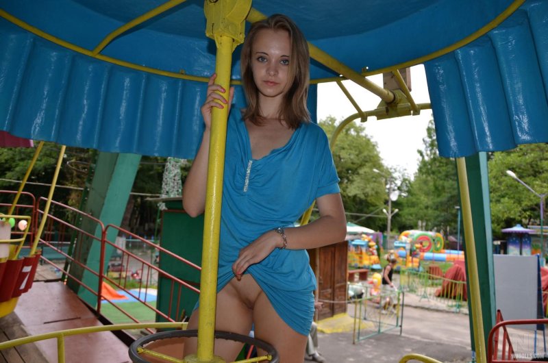 Девушки без трусиков на аттракционах