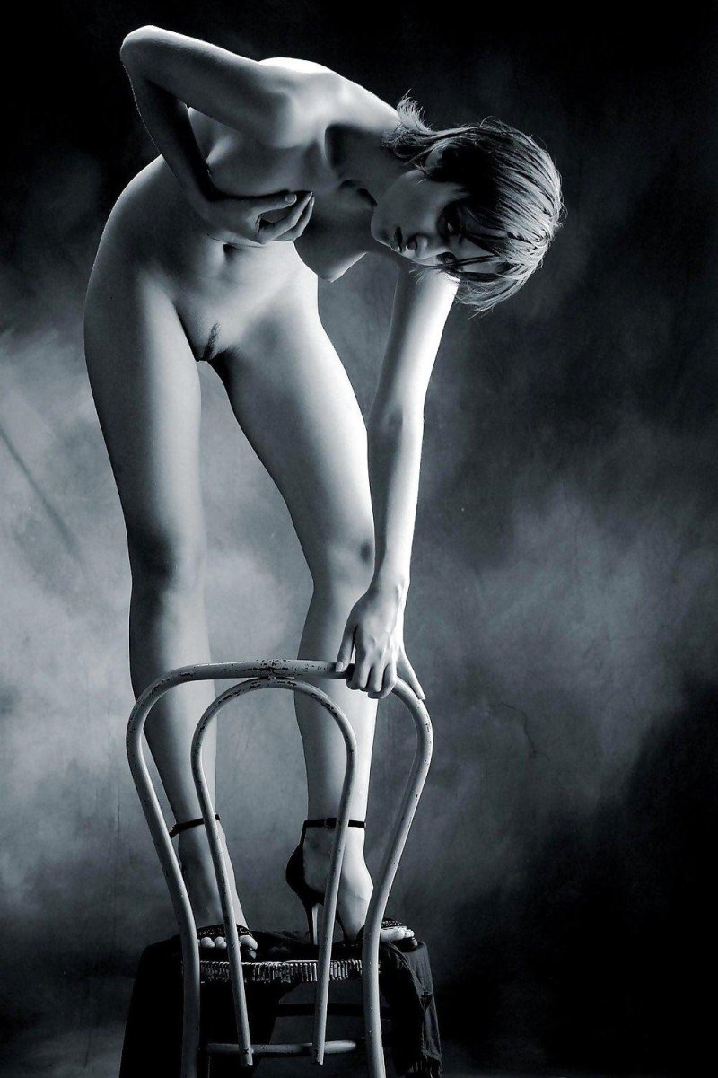Эротическая фотосессия на стуле