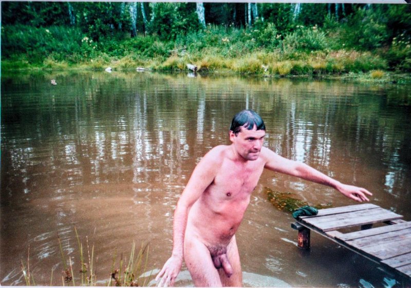 Голые мужики на речке