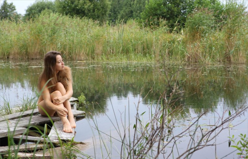 Деревенские девушки голышом на реке