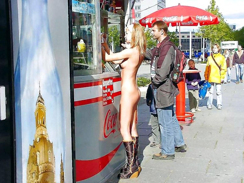 Позирует голышом