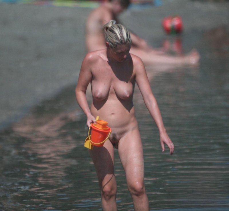 Голые мамочки на пляже