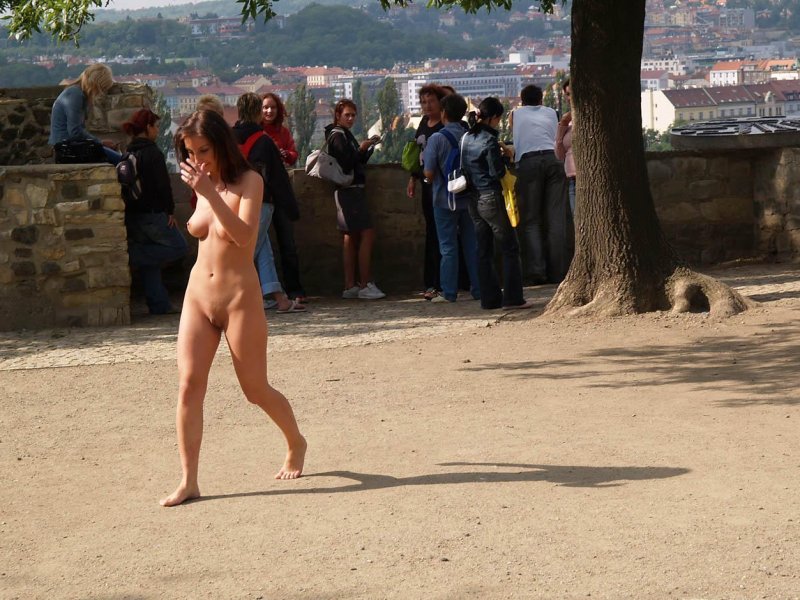 Женщина голая на улице