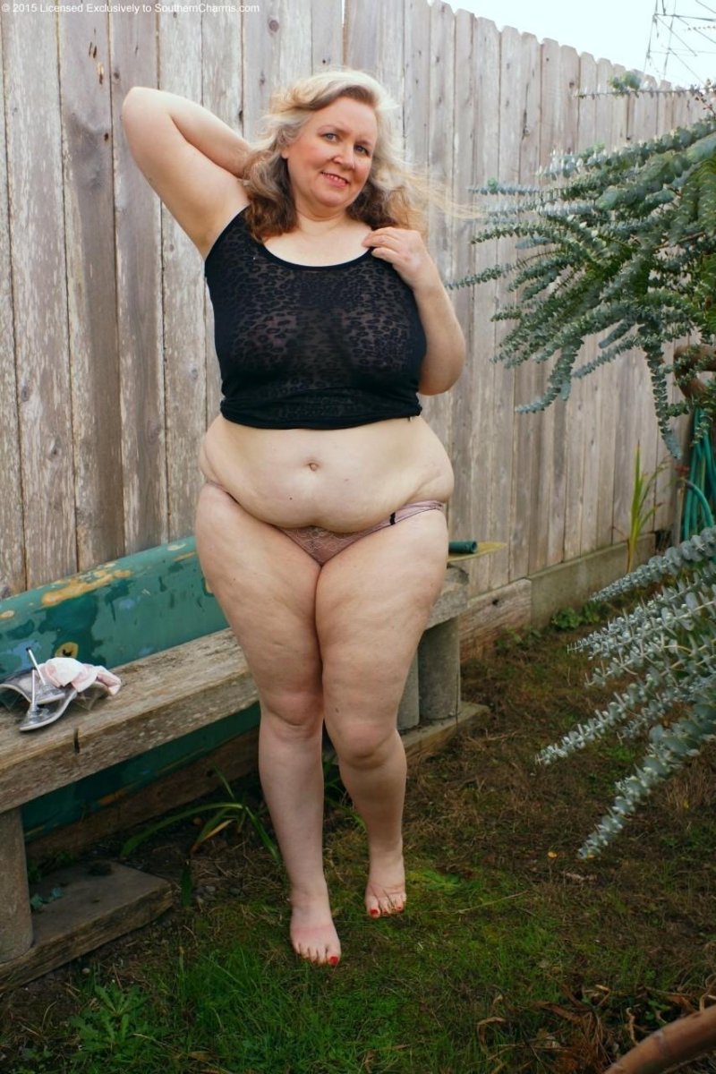 Жирная старуха разделась на лавочке