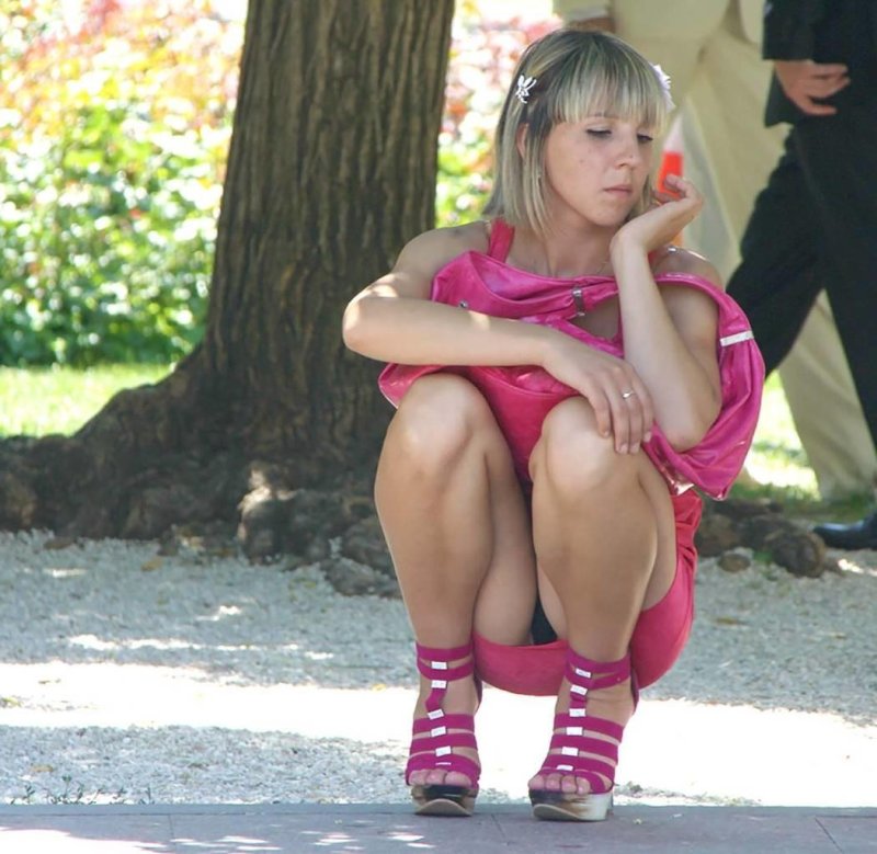 Девушки на корточках без трусиков