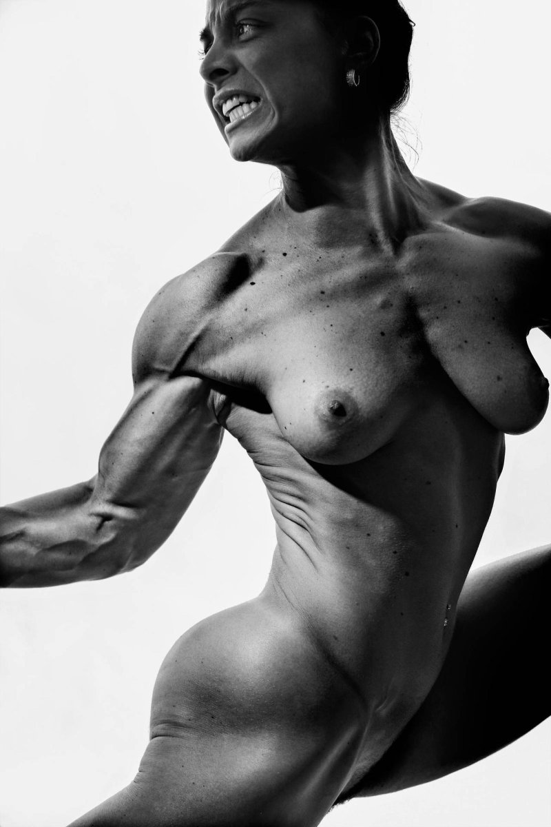 Голые женщины с мускулистыми ногами