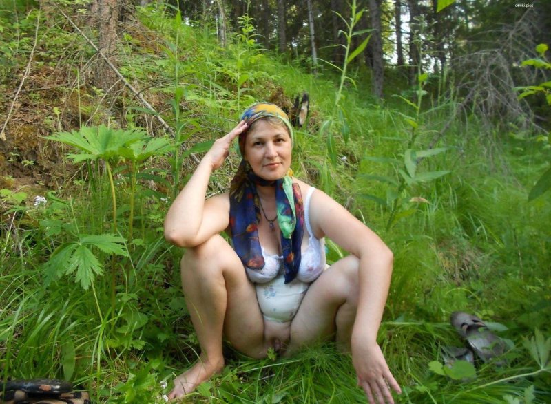 Голая зрелая жена на даче
