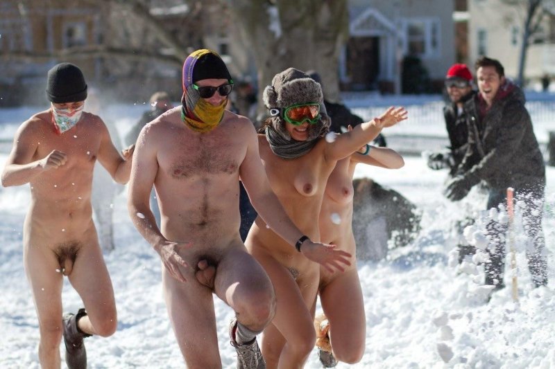 Голые парни купаются зимой