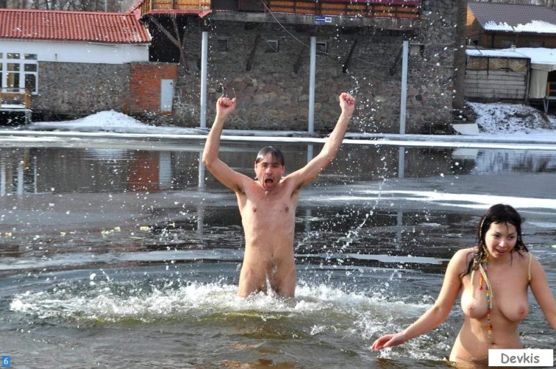 Голые купаются на крещение